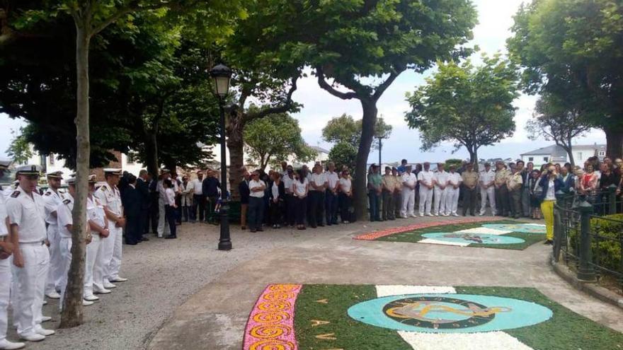 Asistentes al acto de homenaje durante la ofrenda floral en el parque Vicente Loriente de Castropol.