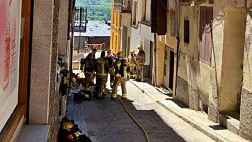 Els agents del cos de bombers actuant a l&#039;edifici del centre de Puigcerdà afectat per l&#039;incendi