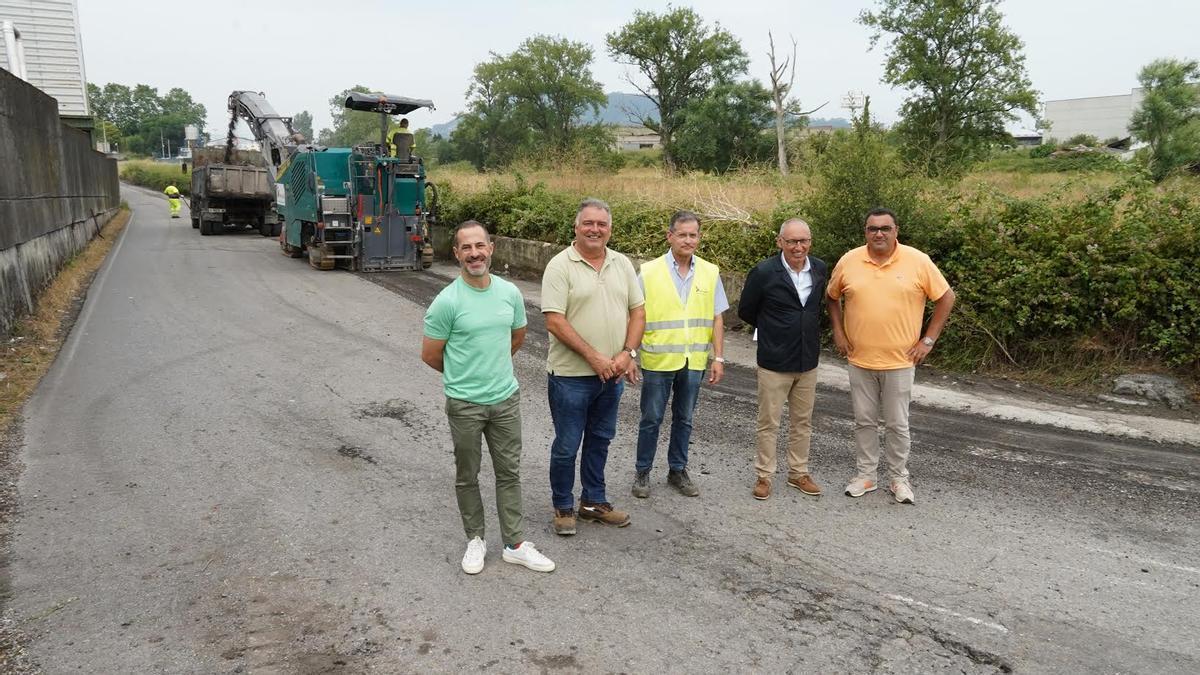 Por la izquierda, Ángel García, Alejandro Villa, Roberto Fernández (empresa adjudicataria), el ingeniero municipal Juan Carlos Álvarez y Leopoldo Iglesias (adjudicataria) en la zona de obras.