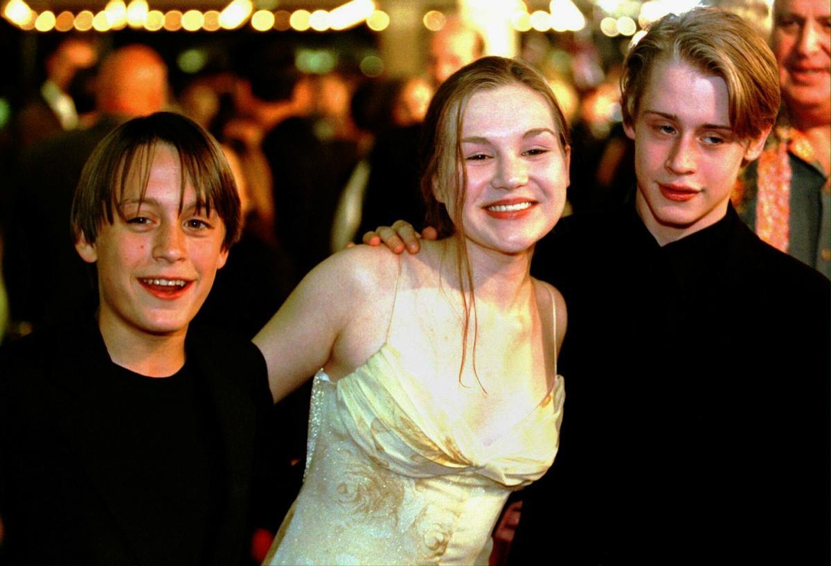 Los dos hermanos Culkin , Kieran (I) y Macaulay (D), posan con la actriz de teatro neoyorquina Rachel Minor (C) a su llegada al estreno de la nueva película de Miramax "The Mighty" en 1998