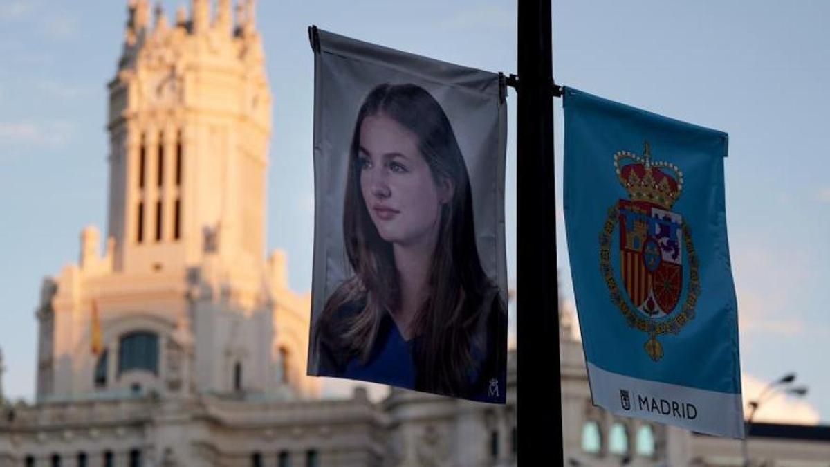 Cartel de la princesa Leonor y su estandarte sobre fondo azul, colocado en Madrid por su jura de la Constitución.