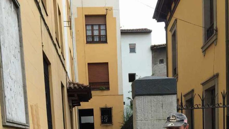 El sobrino político de María Iglesias, Belarmino Rego, con su nieto, José Antonio da Silva, tras recoger los enseres de la anciana en el edificio de la calle Príncipe.