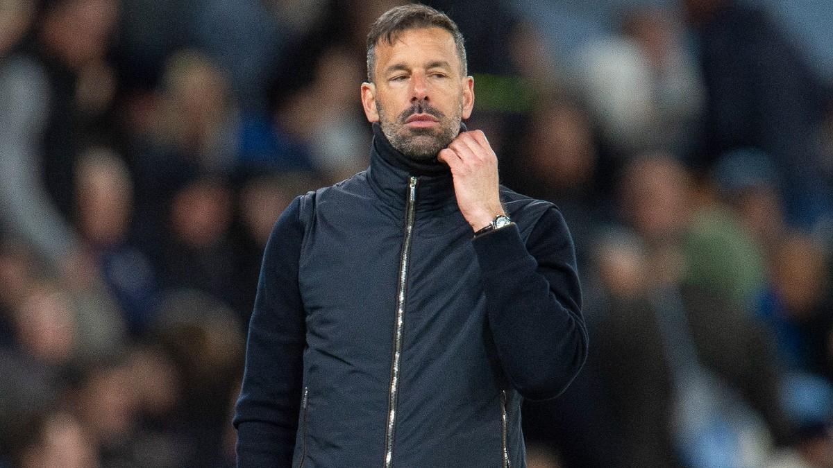 Van Nistelrooy, entrenador del Leicester, no levanta cabeza