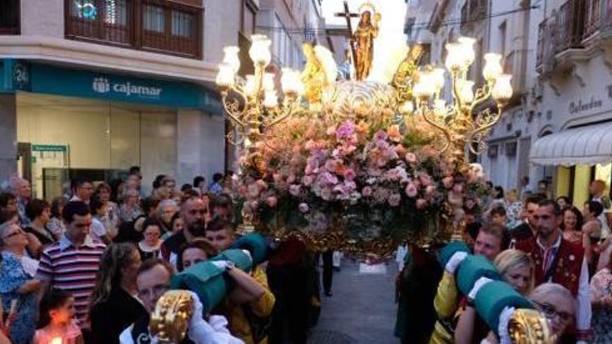 Miles de personas entre público, festeros y participantes en la procesión arroparon a Santa María Magdalena en su paseo anual por las calles de Novelda.