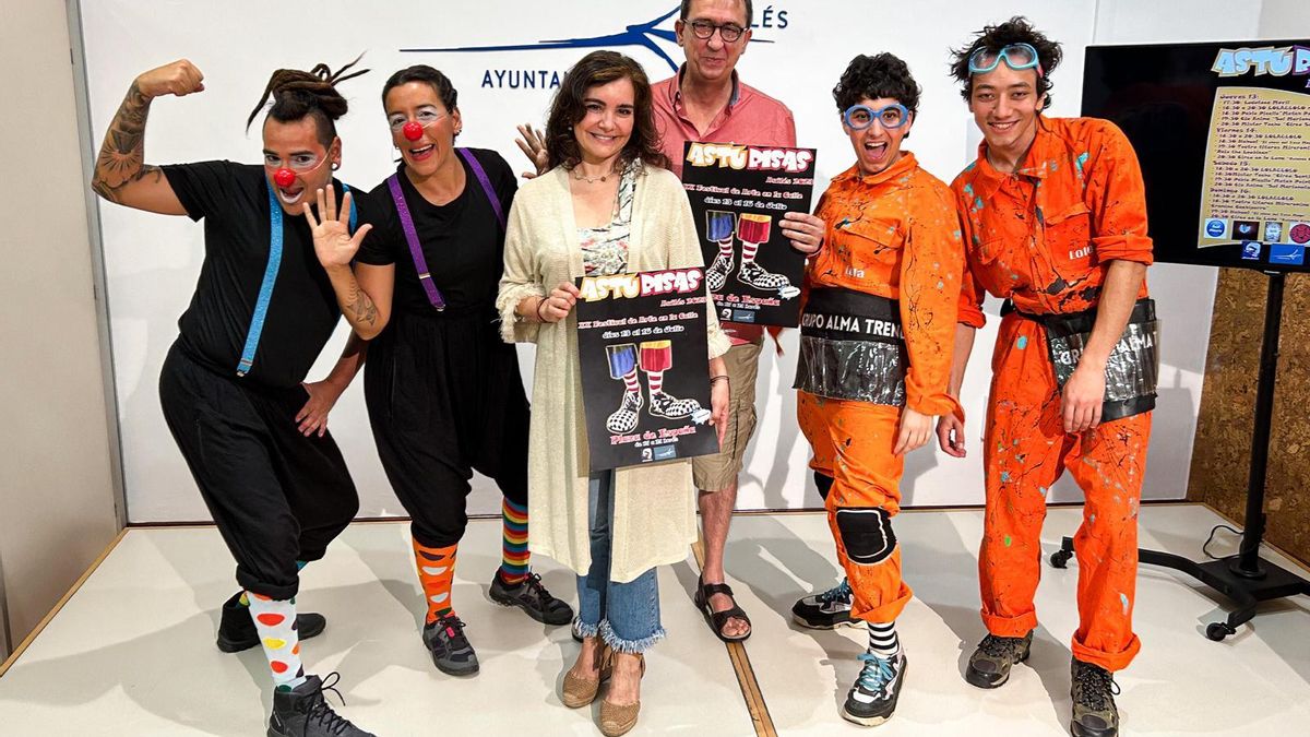 La concejala de Cultura, Yolanda Alonso, junto a Manuel Ángel Díaz, de la Asociación Abierto Asturias y participantes del festival AstuRisas