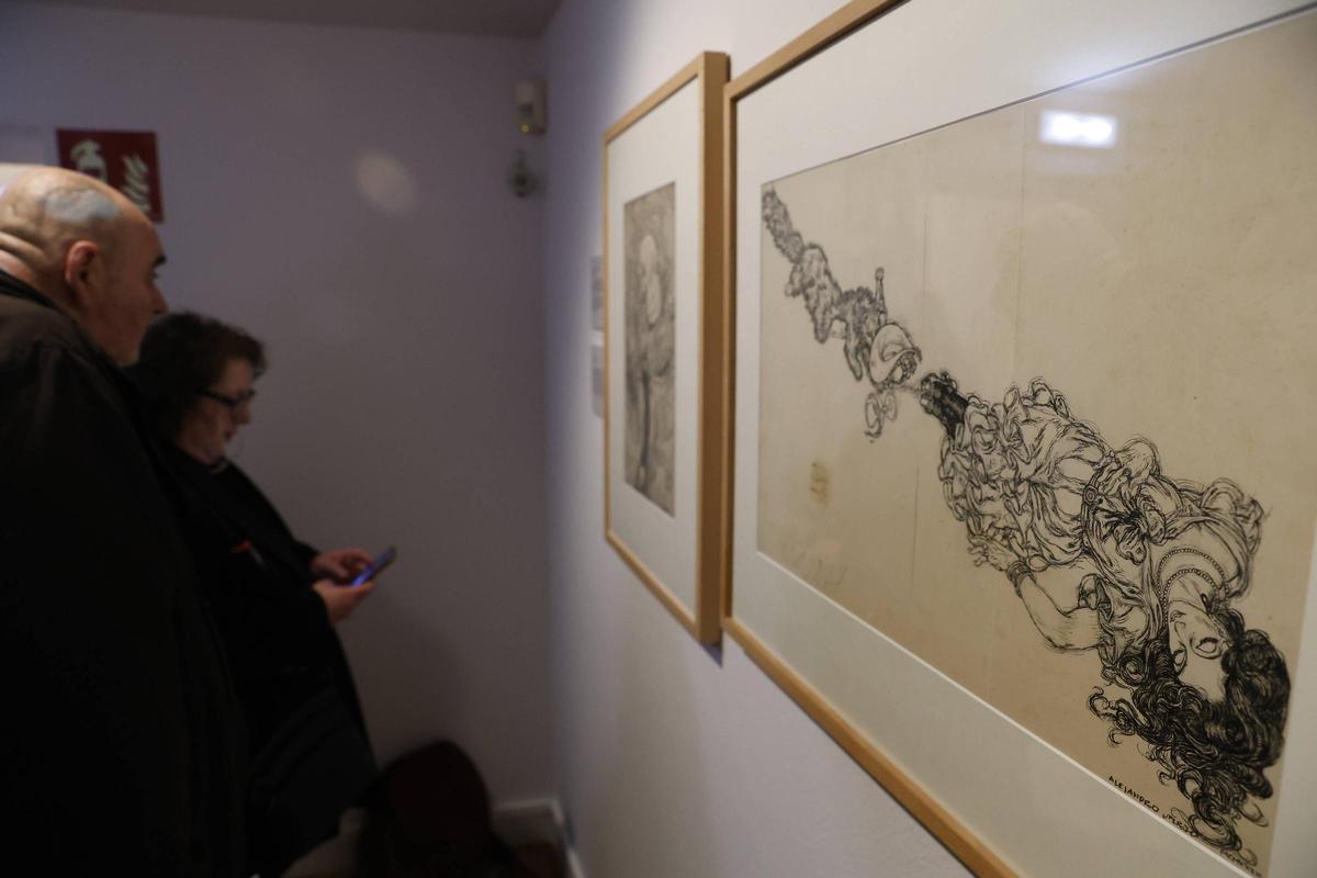 Público contemplando obras de Alejandro Sirio en el Museo Nicanor Piñole.