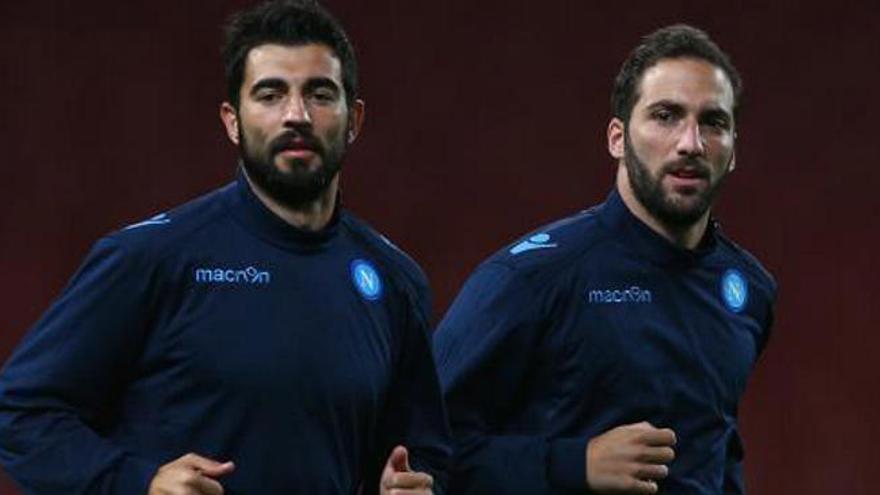 Raúl Albiol junto a Higuaín en un entrenamiento con el Nápoles.