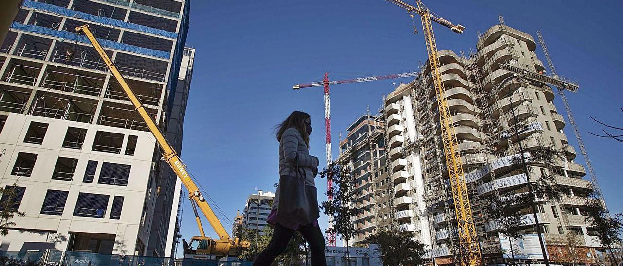 Edificios de viviendas en construcción en un PAI de la ronda sur de València. | LEVANTE-EMV