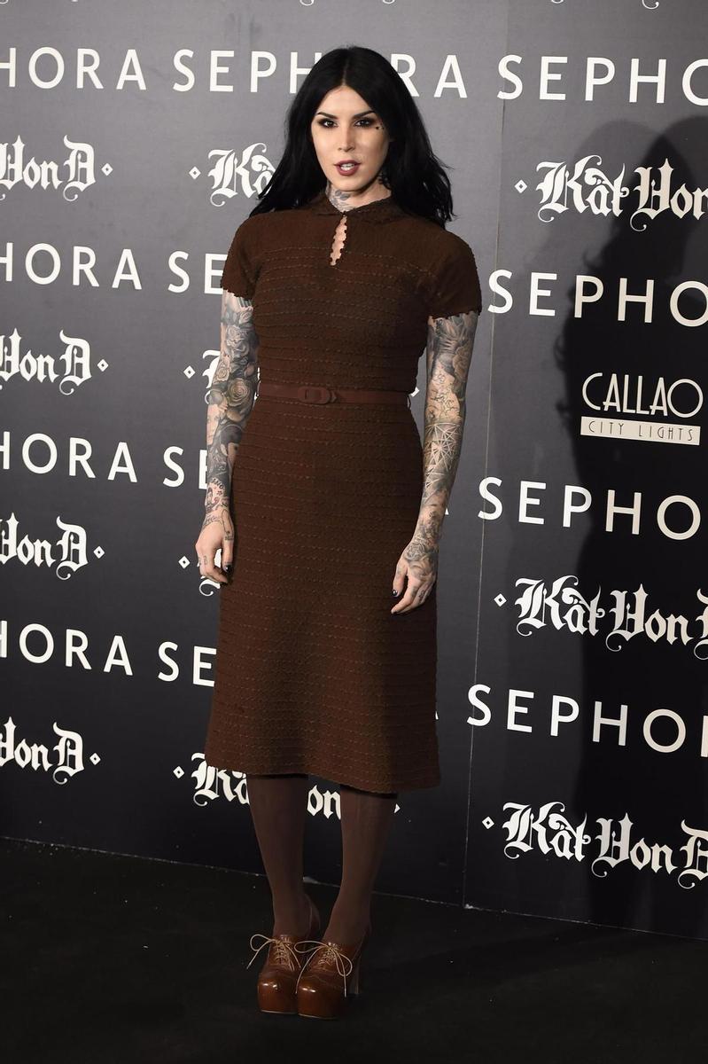 Kat Von D en la presentación del maquillaje Kat Von D Beauty