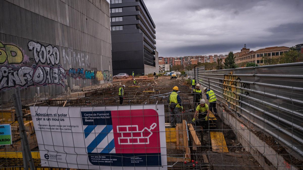 Obras de la futura escuela de adultos del Besòs i el Maresme, en Barcelona.