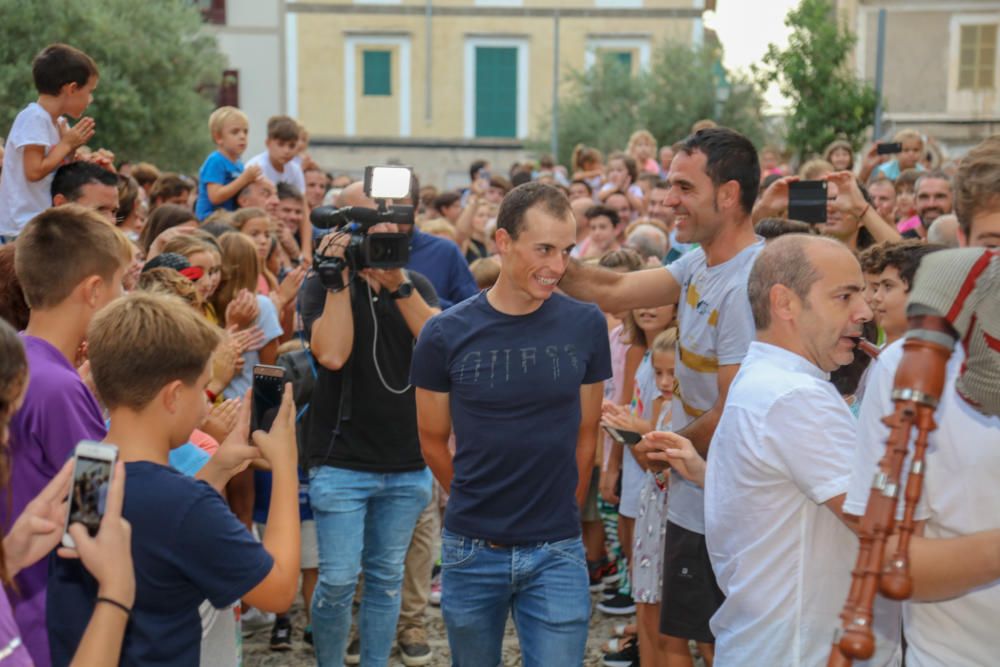 Artà homenajea al ciclista Enric Mas