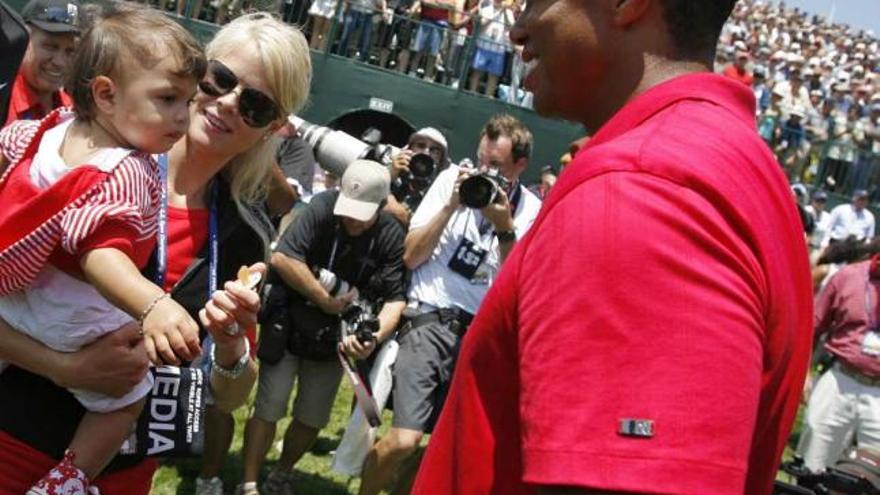 Tiger Woods, junto a su mujer y su hija, en un torneo. reuters