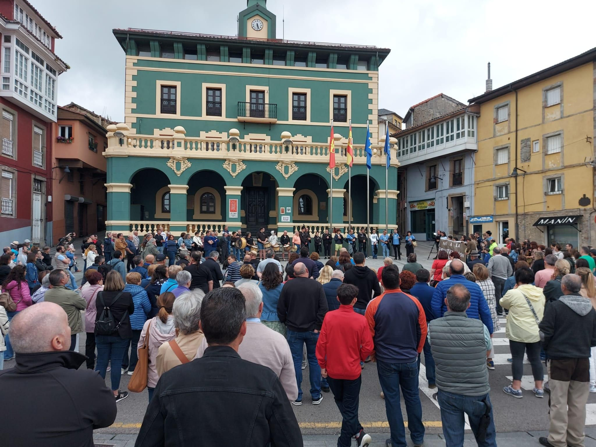 En imágenes: Así fue la manifestación contra el cierre de la Escuela de Música de Tineo