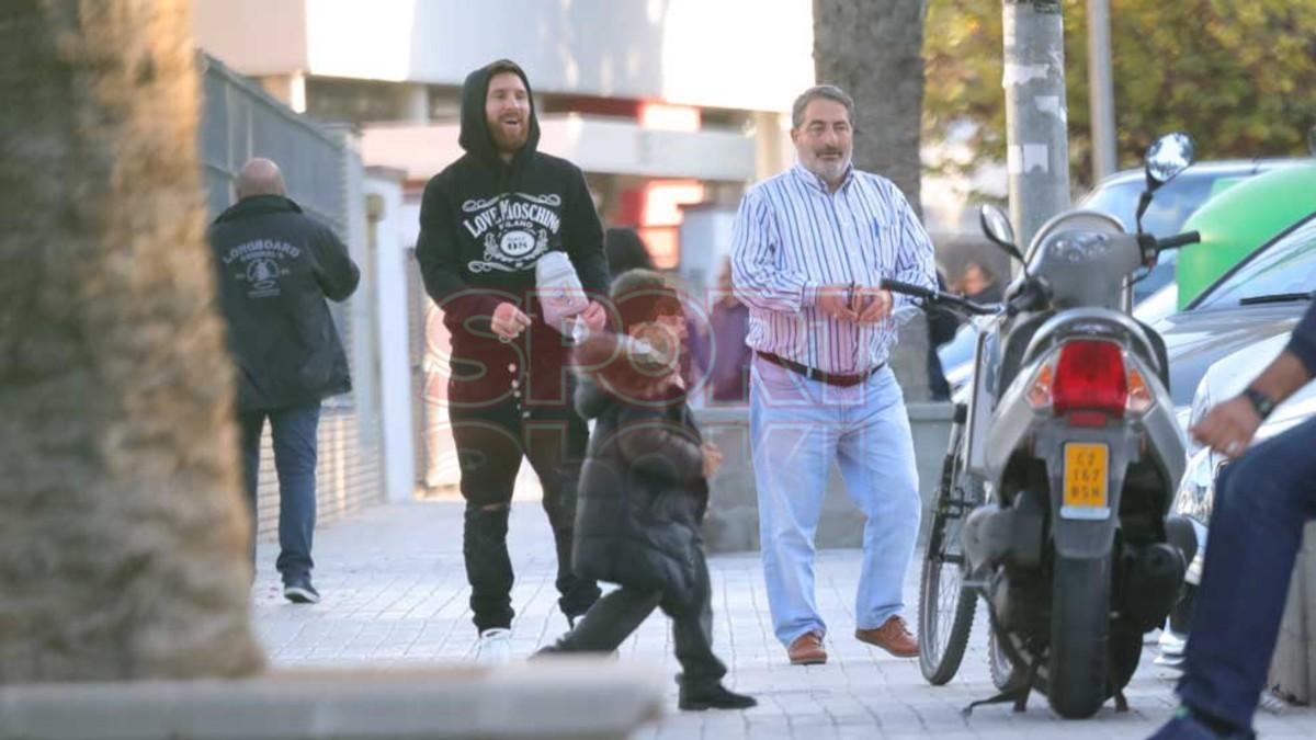 Los jugadores del Barça, con sus hijos