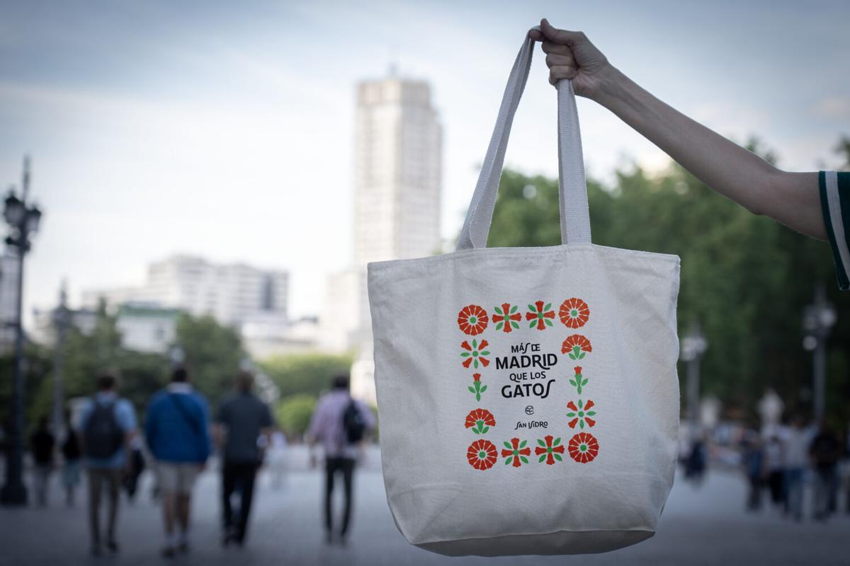 Este diseño muestra las diferentes fases del ciclo vital del clavel, y lo hace desde diferentes perspectivas permitiendo apreciar la flor más castiza de Madrid