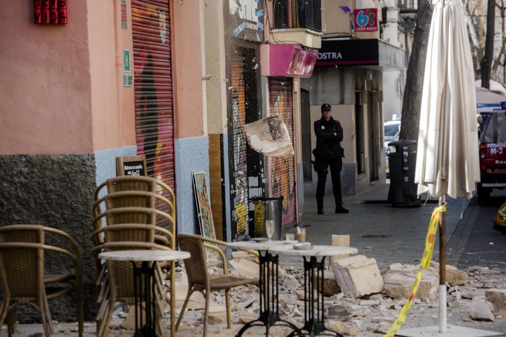 In der Fußgängerzone des Carrer Oms im Zentrum von Palma sind am Dienstagvormittag (14.2.) Steinblöcke dreier Balkone herabgestürzt. Ein 20-jähriger Kellner wurde leicht verletzt.