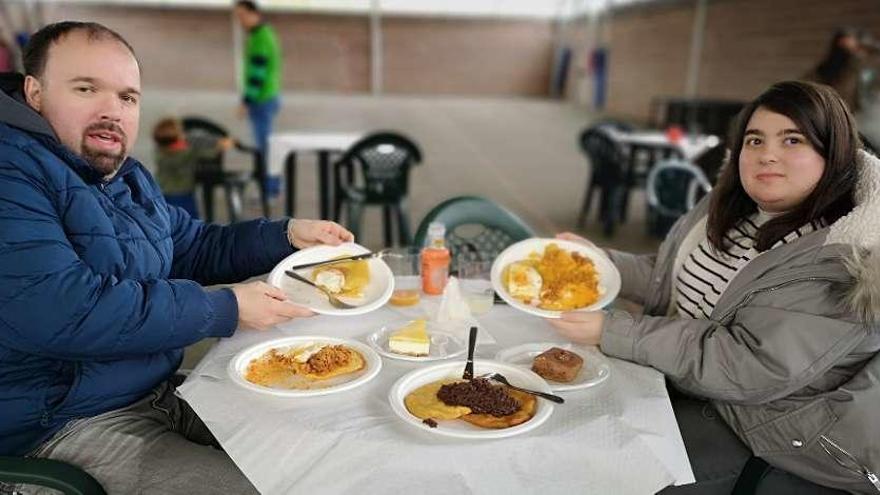 José Enrique González y Sara Vázquez, con una ración de tortos.