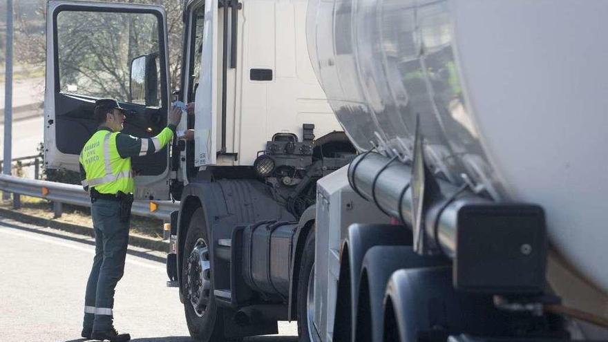 Un agente durante un control a un transportista en A Coruña.