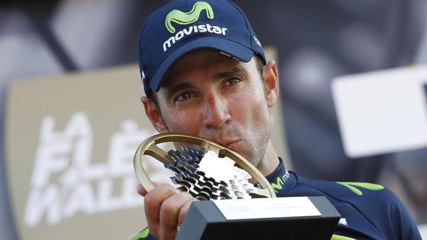 El ciclista murciano Alejandro Valverde del Movistar con el trofeo de ganador tras imponerse en la Flecha Valona