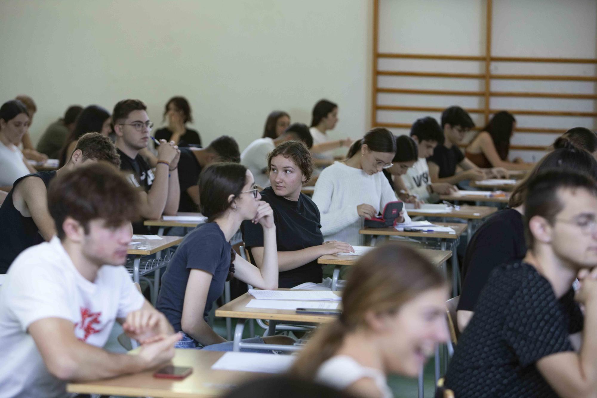 Alumnos de los institutos de la Costera y la Canal se enfrentan a los primeros exámenes de las PAU en Xàtiva