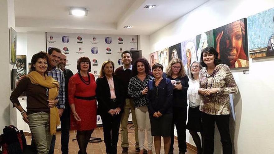 El equipo de organizadores y artistas del espectáculo.