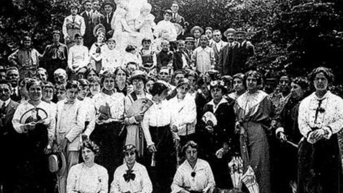 Inauguración de la Escola de Bosc de Montjuïc en 1914.