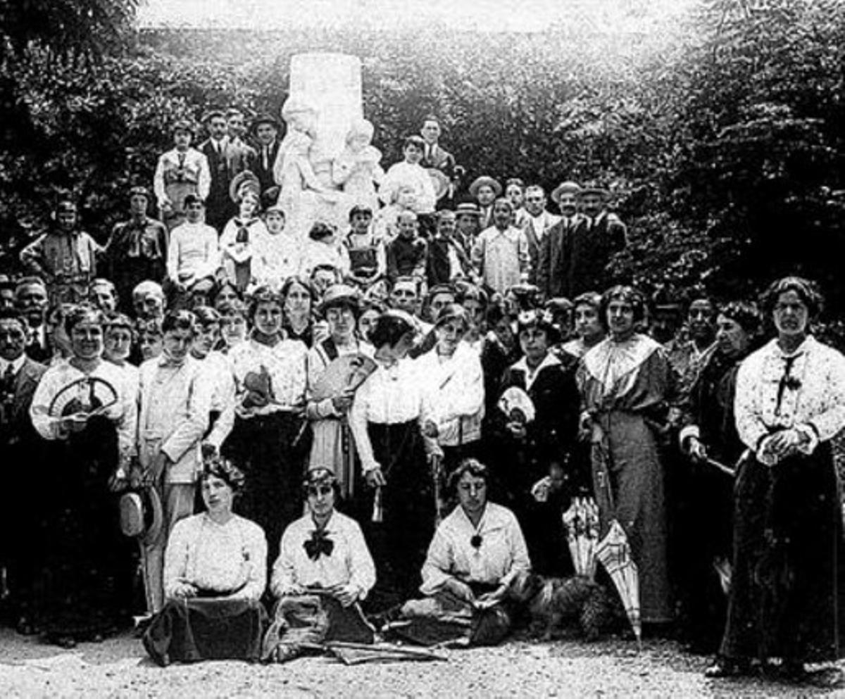 Inauguració de l’Escola de Bosc de Montjuïc el 1914. Inauguració de l’Escola de Bosc de Montjuïc el 1914.