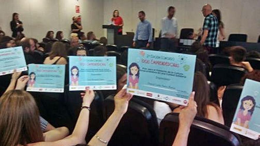 Algunas de las alumnas muestran el diploma recibido por su participación en el concurso.