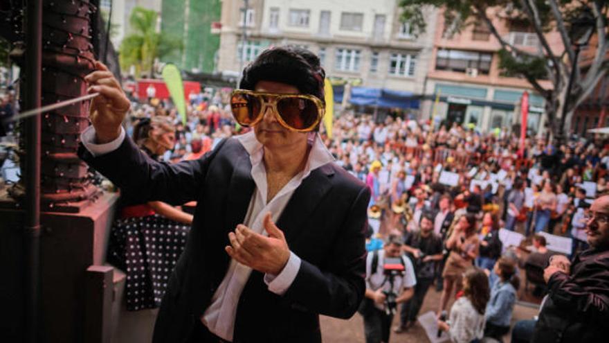 El director de una de las bandas del Conservatorio Profesional de Música, ayer, en la plaza del Príncipe.