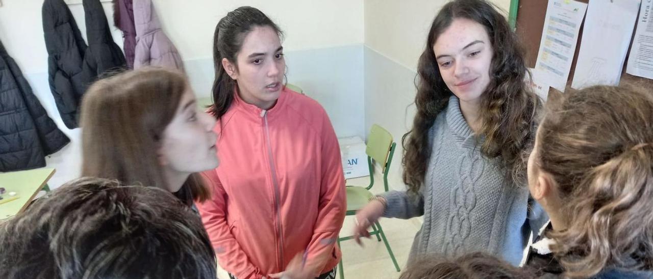 Un grupo de alumnas comunícase en verso durante un recreo para curarse do rimavirus.