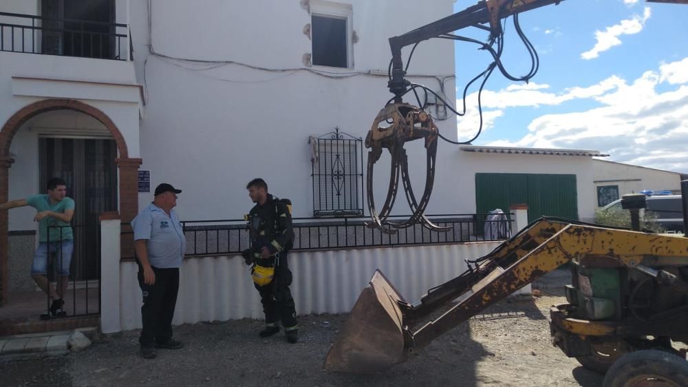 Los vecinos de Campanillas rescatan a una familia en un incendio de una vivienda