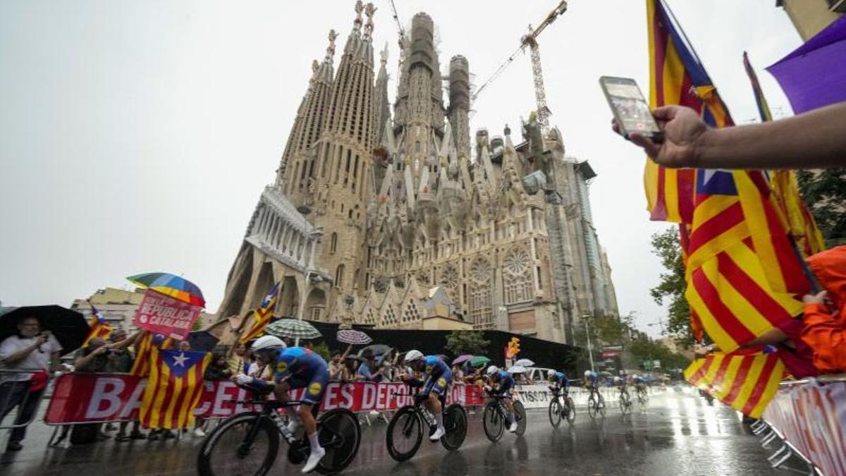 Imagen del paso de la Vuelta Ciclista a España por Barcelona.