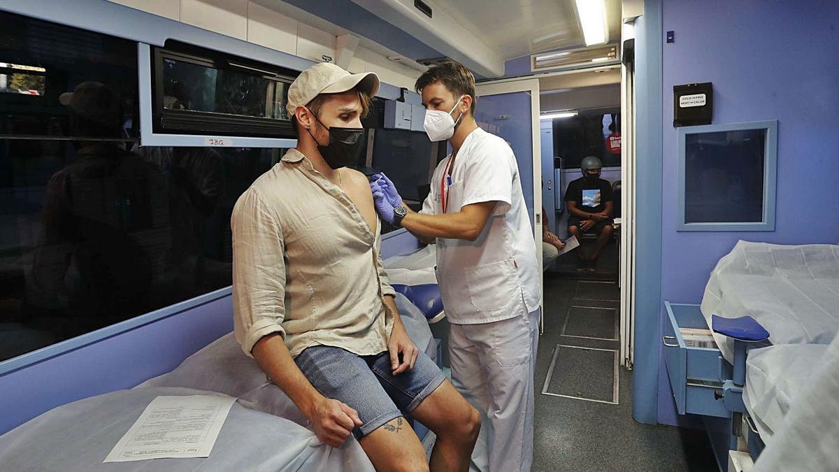 Un joven se vacuna, el pasado domingo, antes del partido en Mestalla.