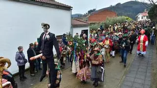 La lluvia no apaga la mística del Carnaval Jurdanu