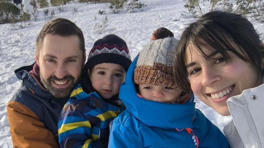 El pequeño Mael (con gorro oscuro) junto a su padre Pablo Aldecoa, su madre Nerea Bernardo y su hermano Olai en Pajares.