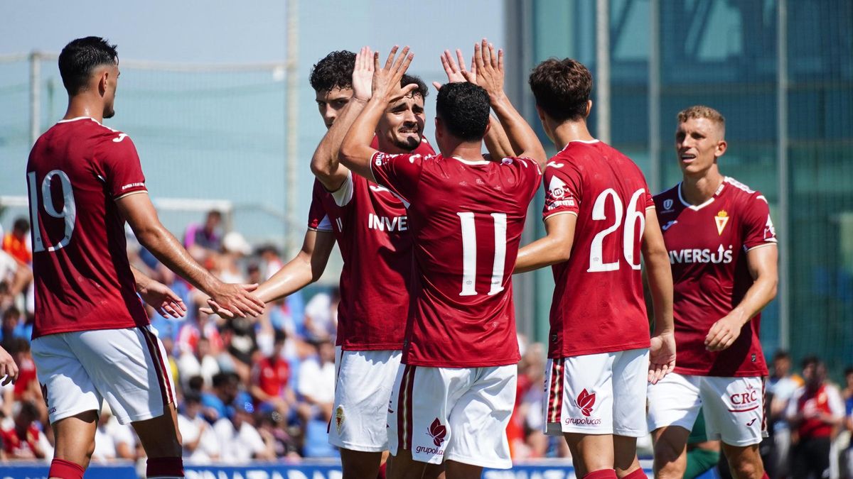 Jorge Mier celebra el gol con sus compañeros