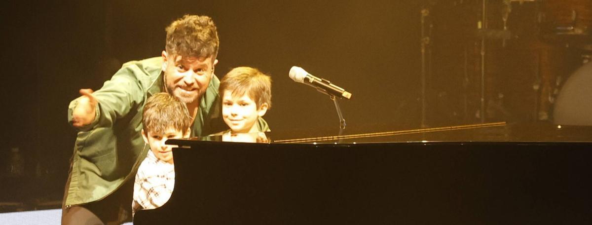 El intérprete, en el escenario, junto a los niños que le acompañaron al piano. | ÁNGEL GONZÁLEZ