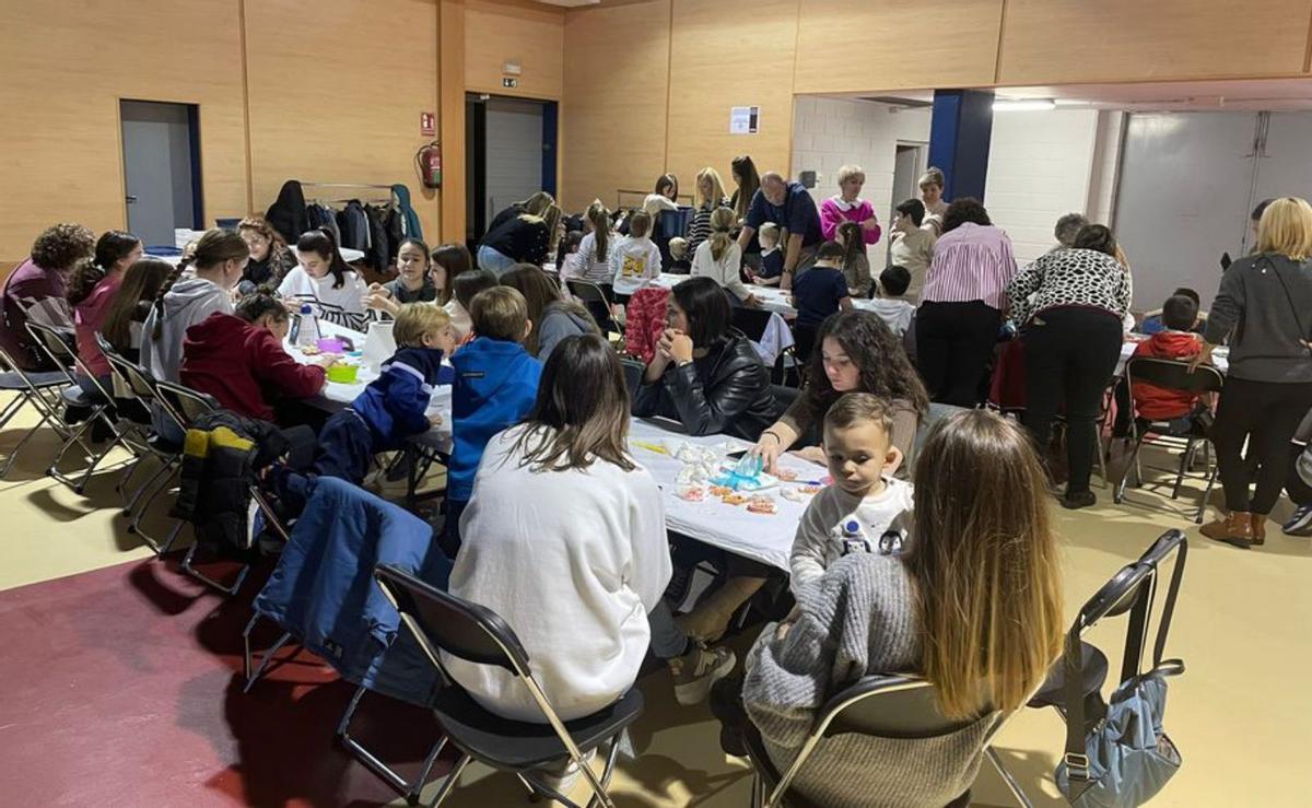 Participantes en el taller de decoración de galletas.