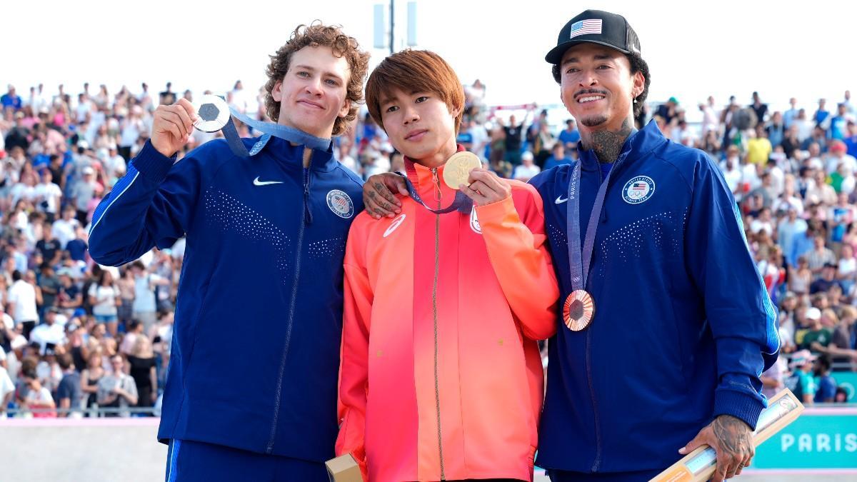 El bronce olímpico Nyjah Huston (derecha) denuncia la mala calidad de las medallas