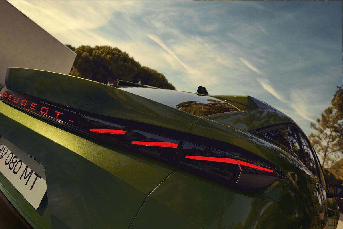 En la parte trasera, es el primer Peugeot que cuenta con las letras Peugeot iluminadas