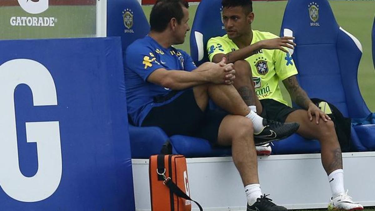 Neymar conversa con Dunga en una concentración de la selección