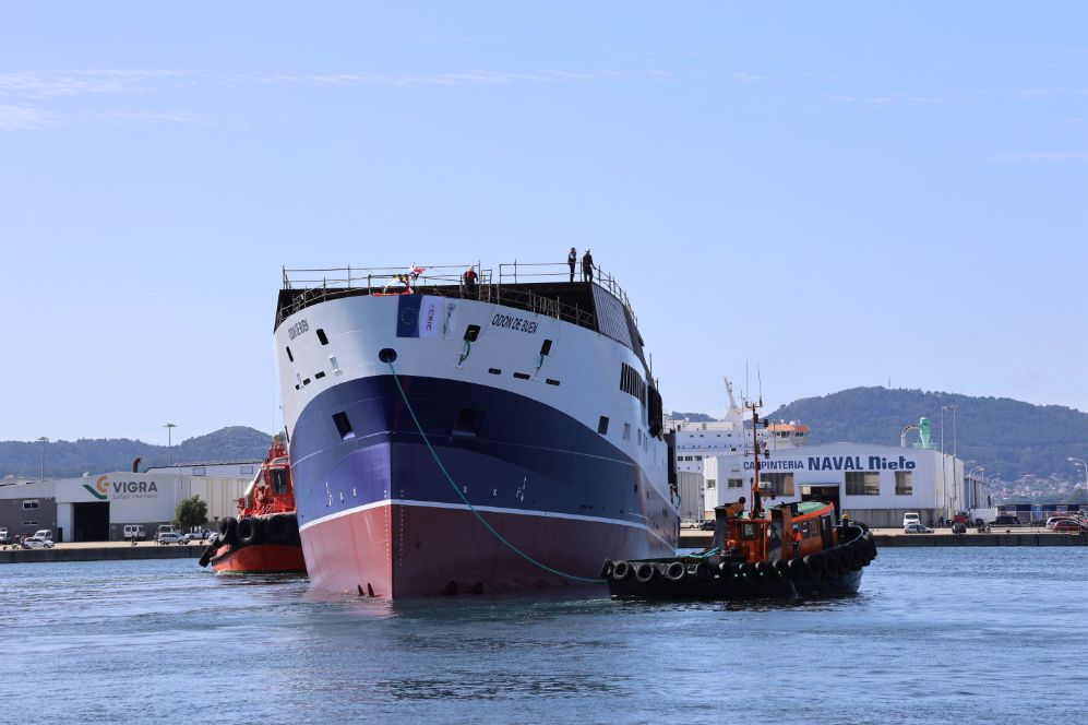 El "Odón de Buen" toca el agua en Vigo