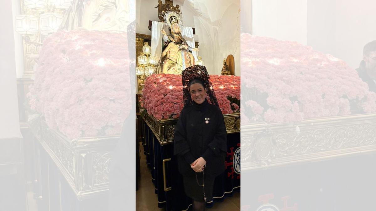 La joven Lucía Vilar, de mantilla en la cofradía de La Piedad de Zaragoza.