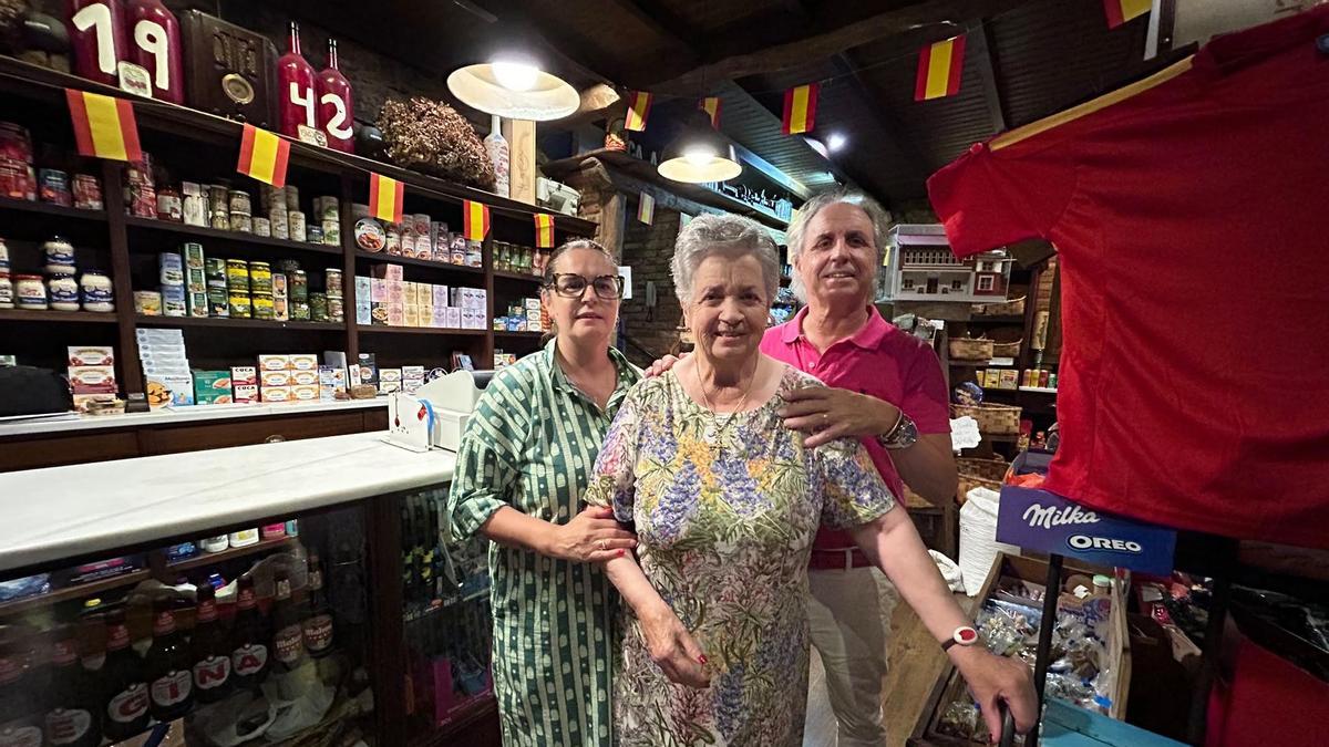 El milagro del bar-tienda de un pueblo de Asturias que sobrevive 84 años después: conjuga hostelería, alimentación, servicio de taxi y venta de pirotecnia