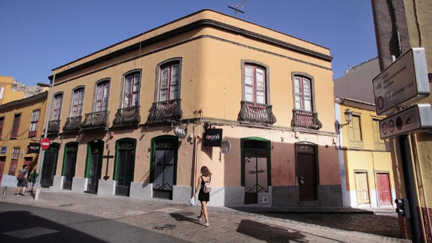 Hace más de 80 años que Dolores Rosales vive en la vivienda situada entre las calles Santo Domingo y Candelaria.