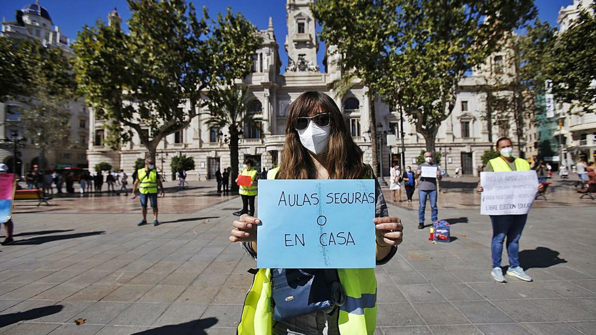 Familias piden elegir si llevan a sus hijos al colegio