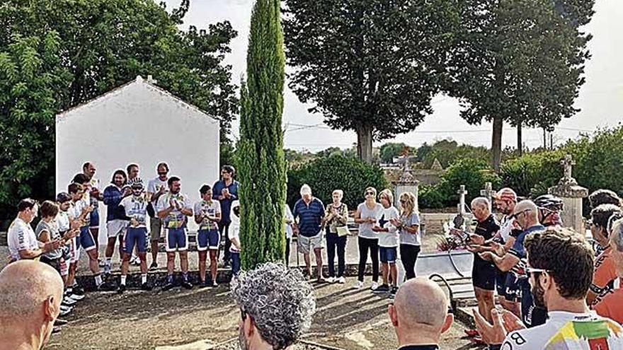 Familiares y amigos de Biel Llull, ayer durante el homenaje en Sineu.