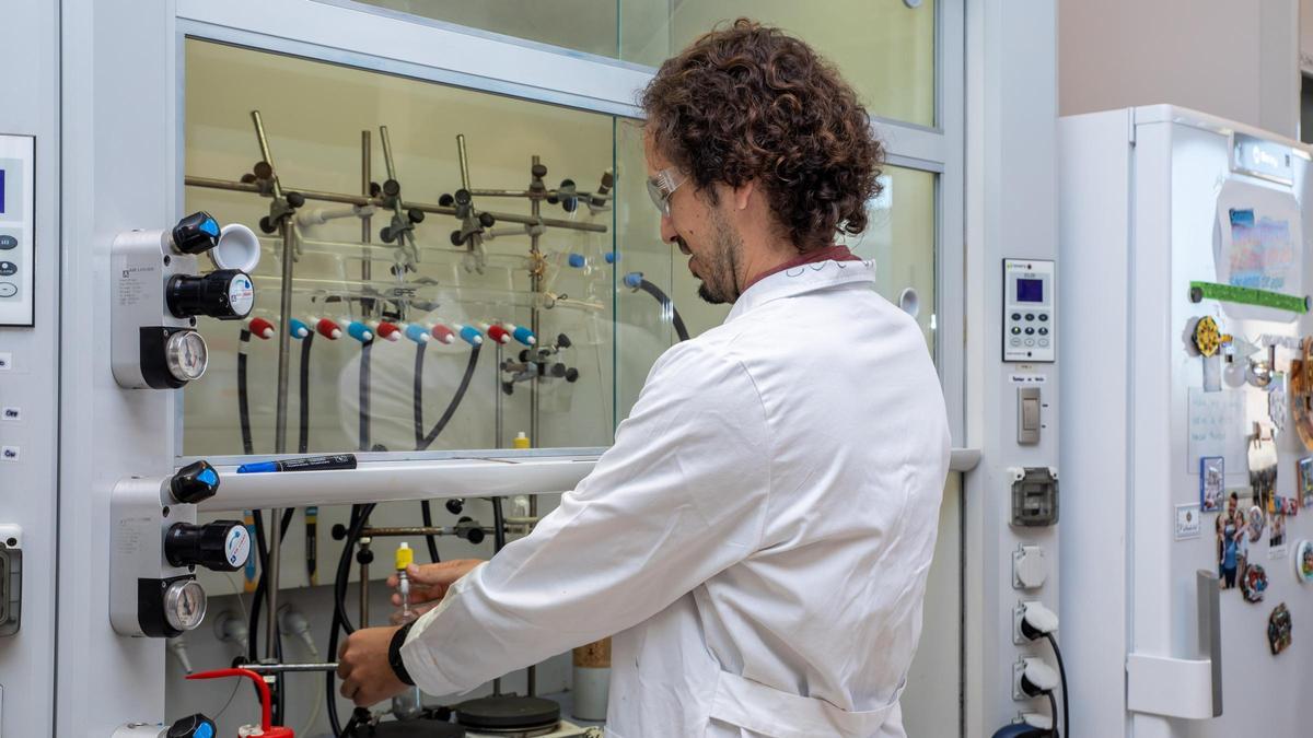 Jesús Campos, químico sevillano galardonado con el Premio Nacional de Investigación para Jóvenes 2025