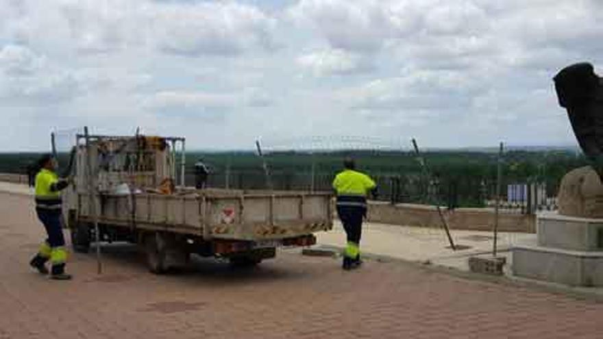 Operarios retirando el vallado del paseo de la Mota.