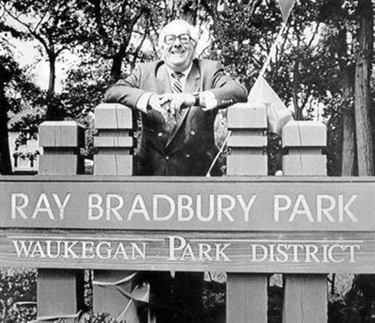 Ray Bradbury, en un parc batejat amb el seu nom, el 1990.